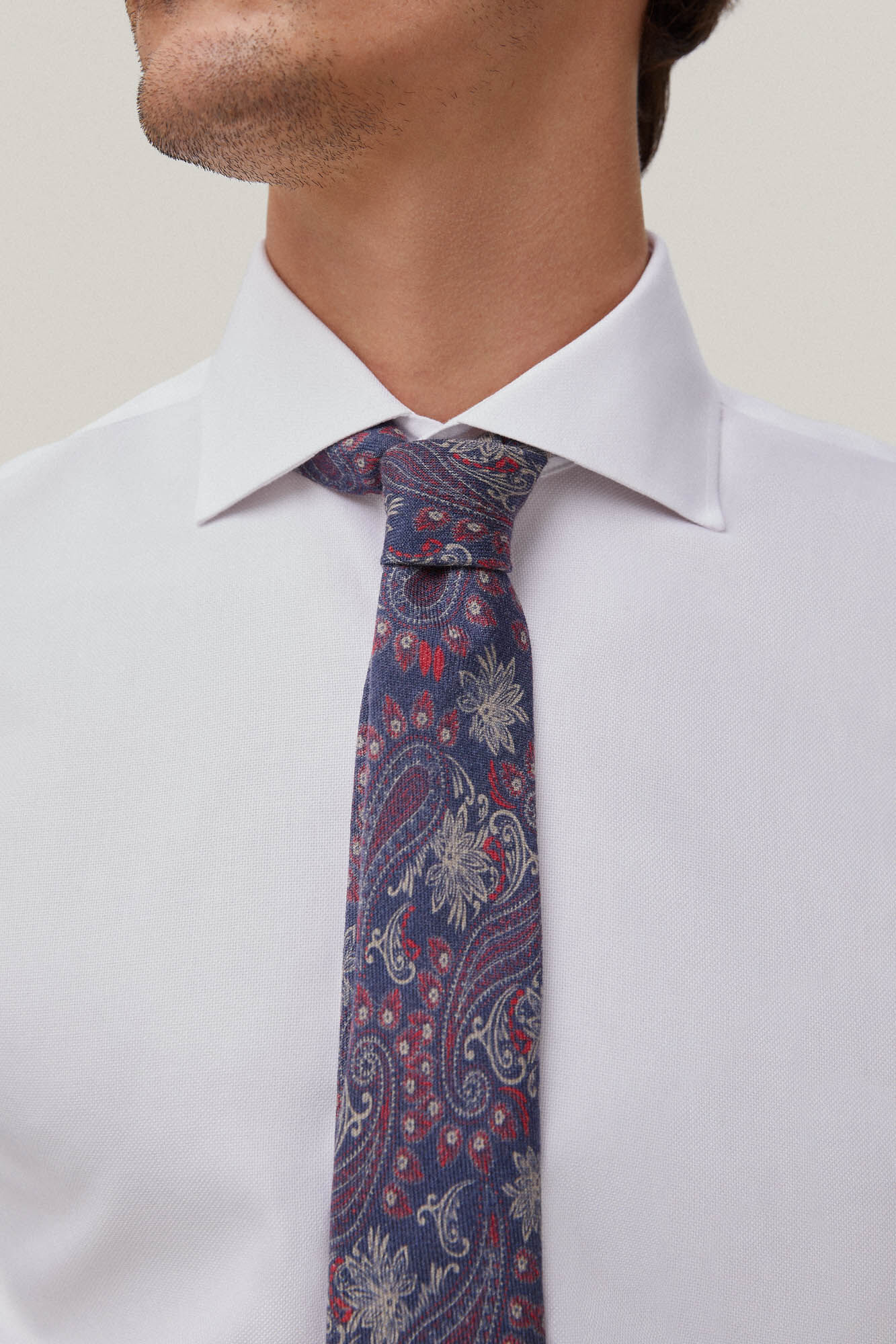 Camisa social com abotoaduras, textura lisa que não precisa passar e resistente a manchas - Branca