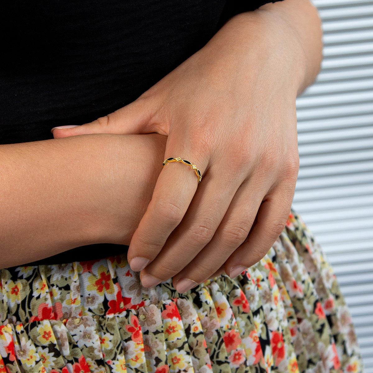Bague plaqué or jaune perlée, résine noire et zirconias, motif losange et marquise