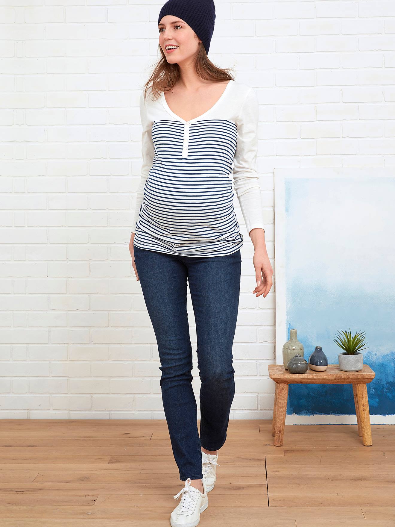 Calça jeans de gestante com corte reto e entrepernas de 85 cm. Cor preta lisa.