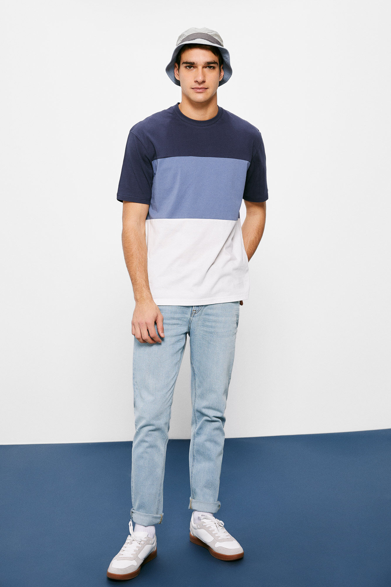 Camiseta com blocos de cores - azul escuro