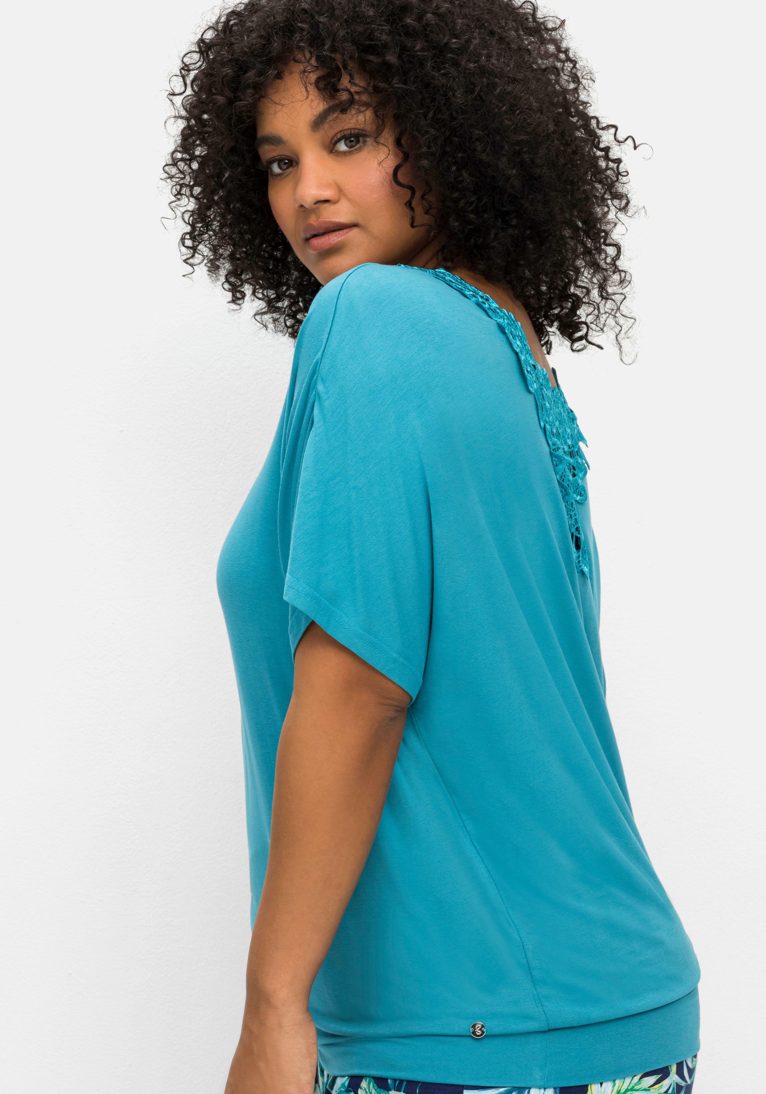 Jerseyshirt mit Einsatz aus Spitze im Nacken