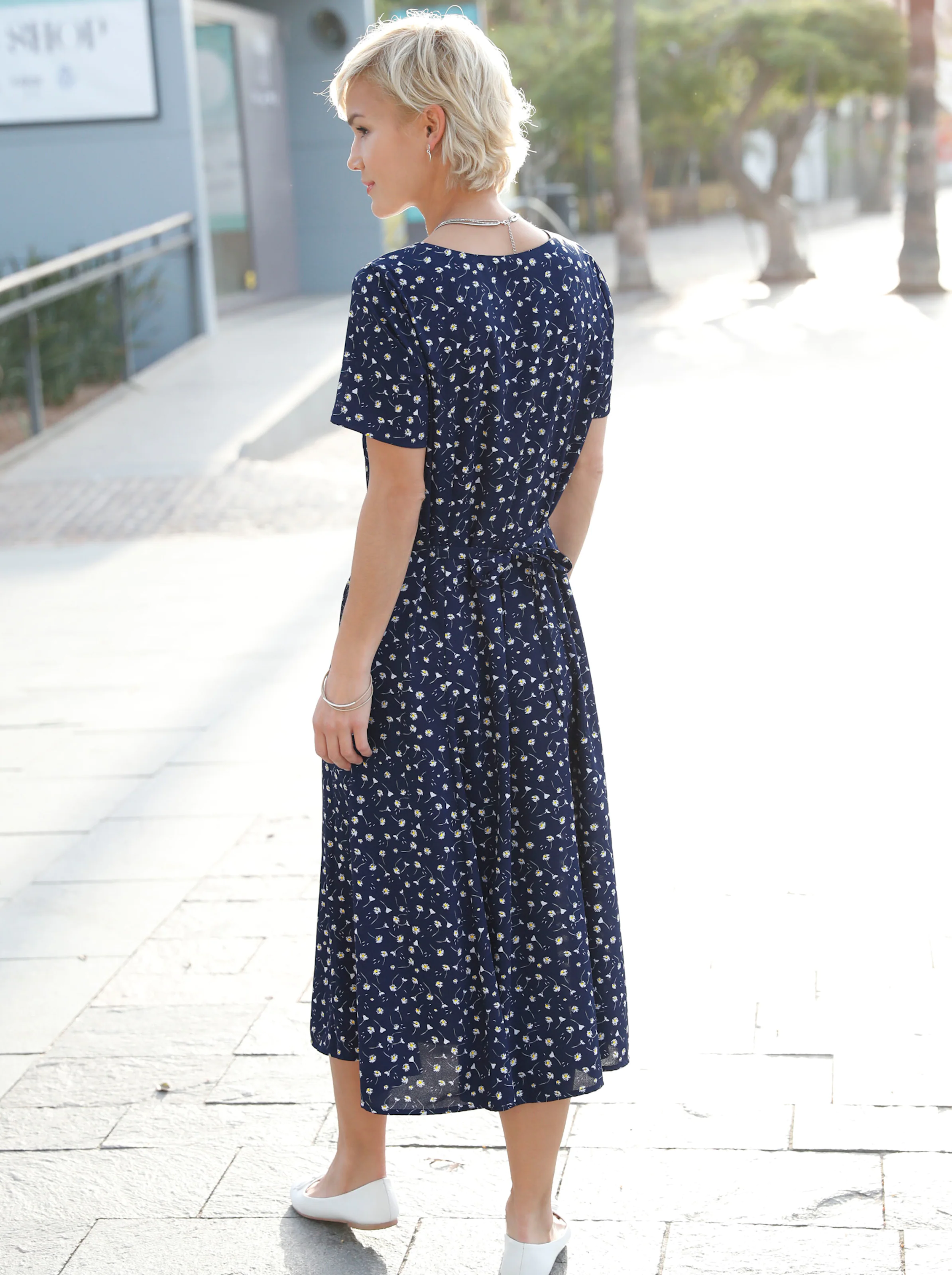 Sommerkleid in marine-geblümt