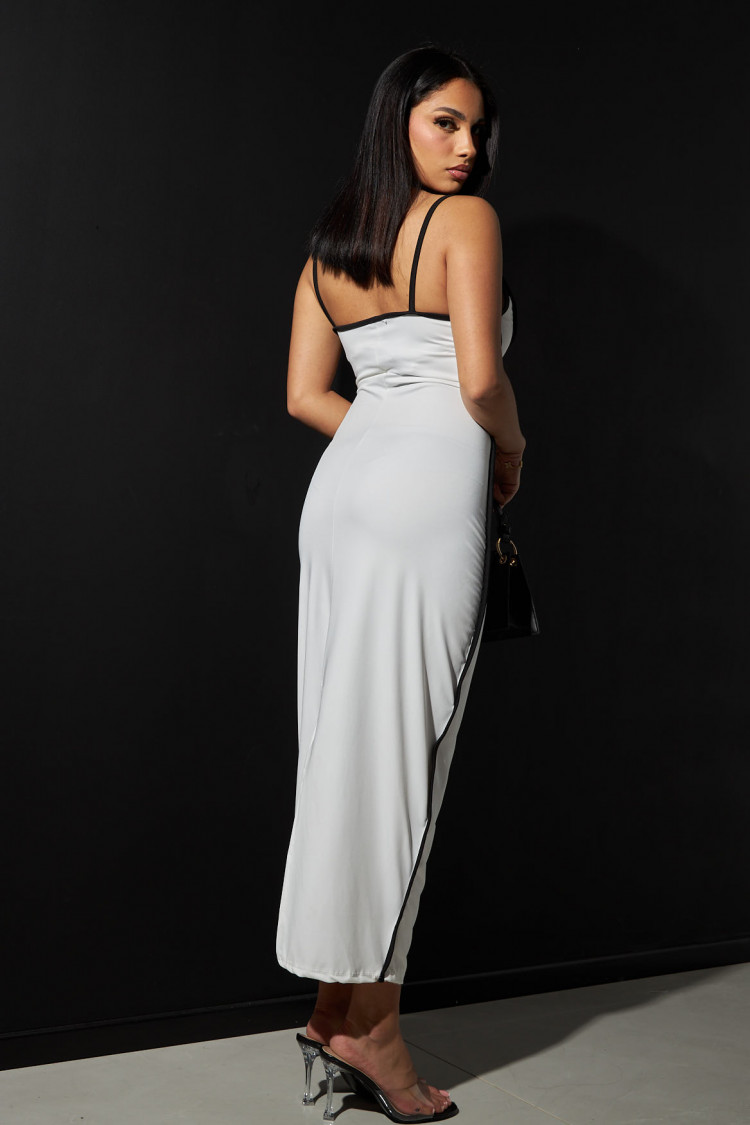 Robe blanche à coutures noires moulante
