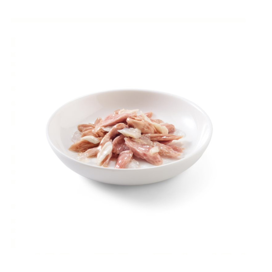 Sachê de 85g de atum e pescada Schesir para gatos adultos.