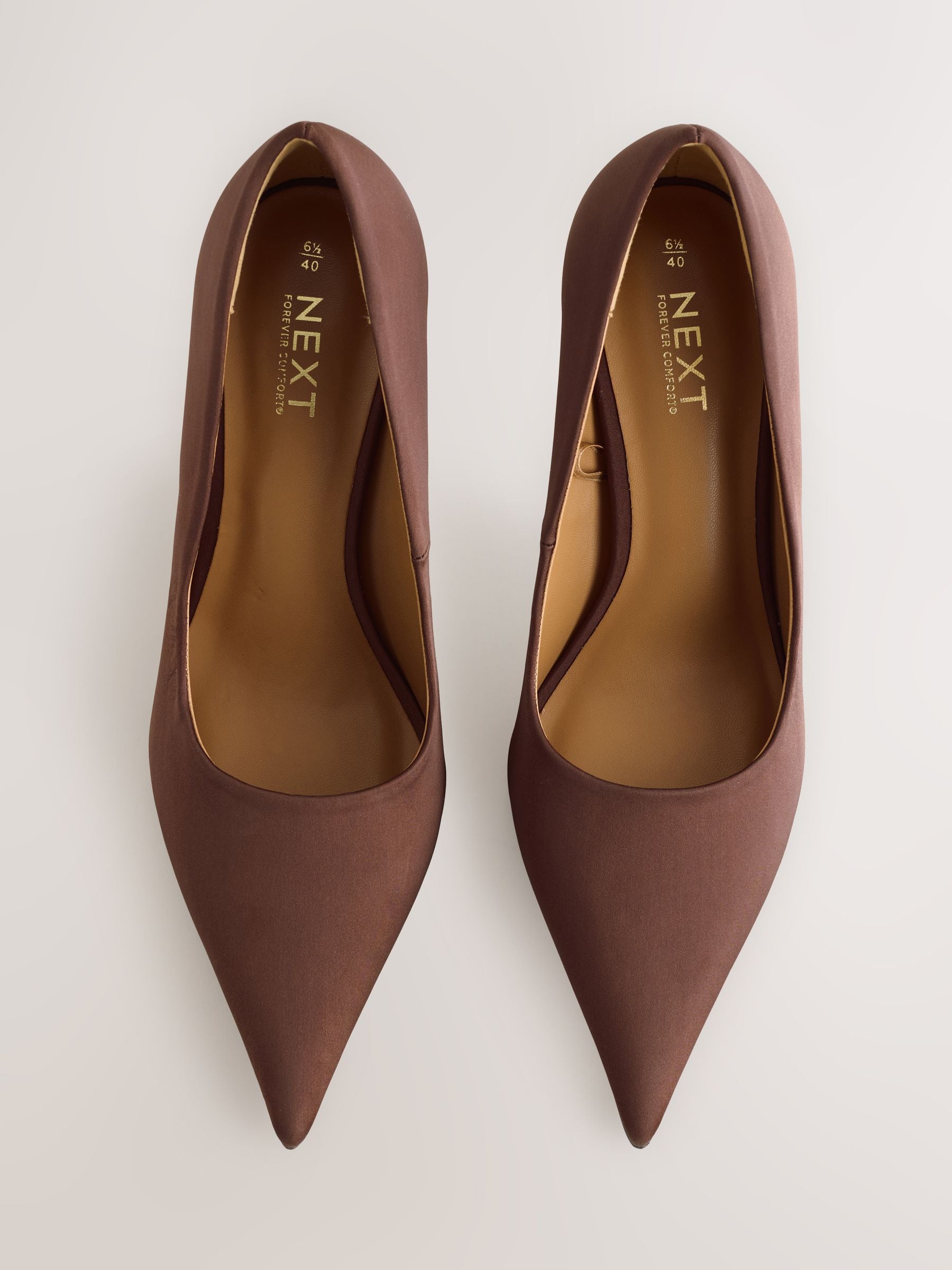 Chocoladebruin - Forever Comfort® satijnen pumps met spitse neus