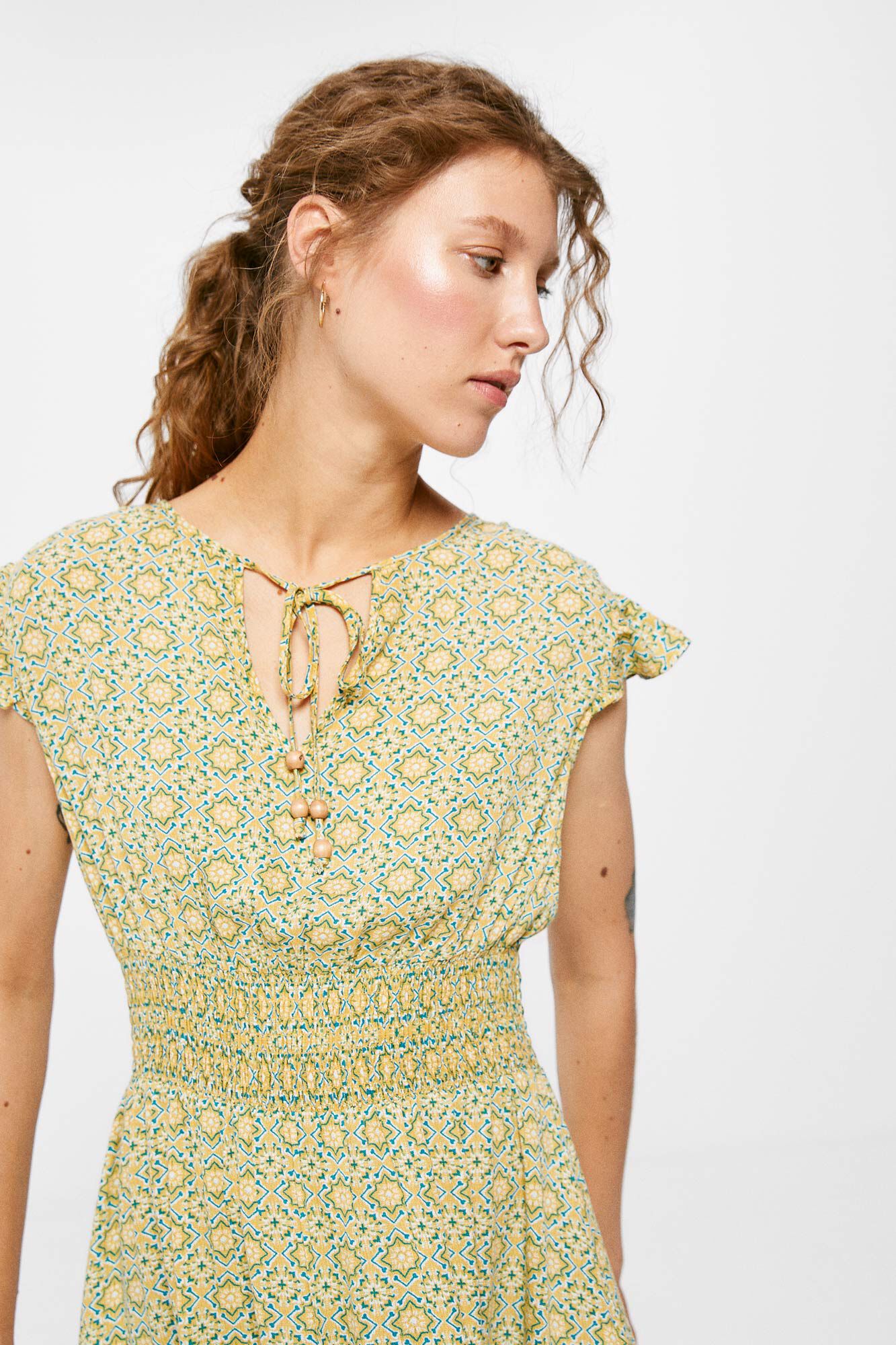 Vestido curto para menino com estampa de abelha