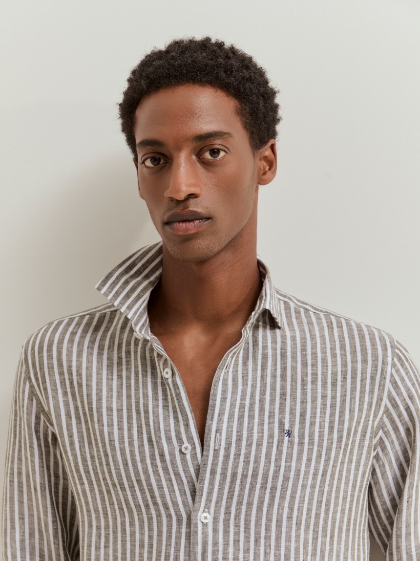 Camisa slim fit em linho às riscas