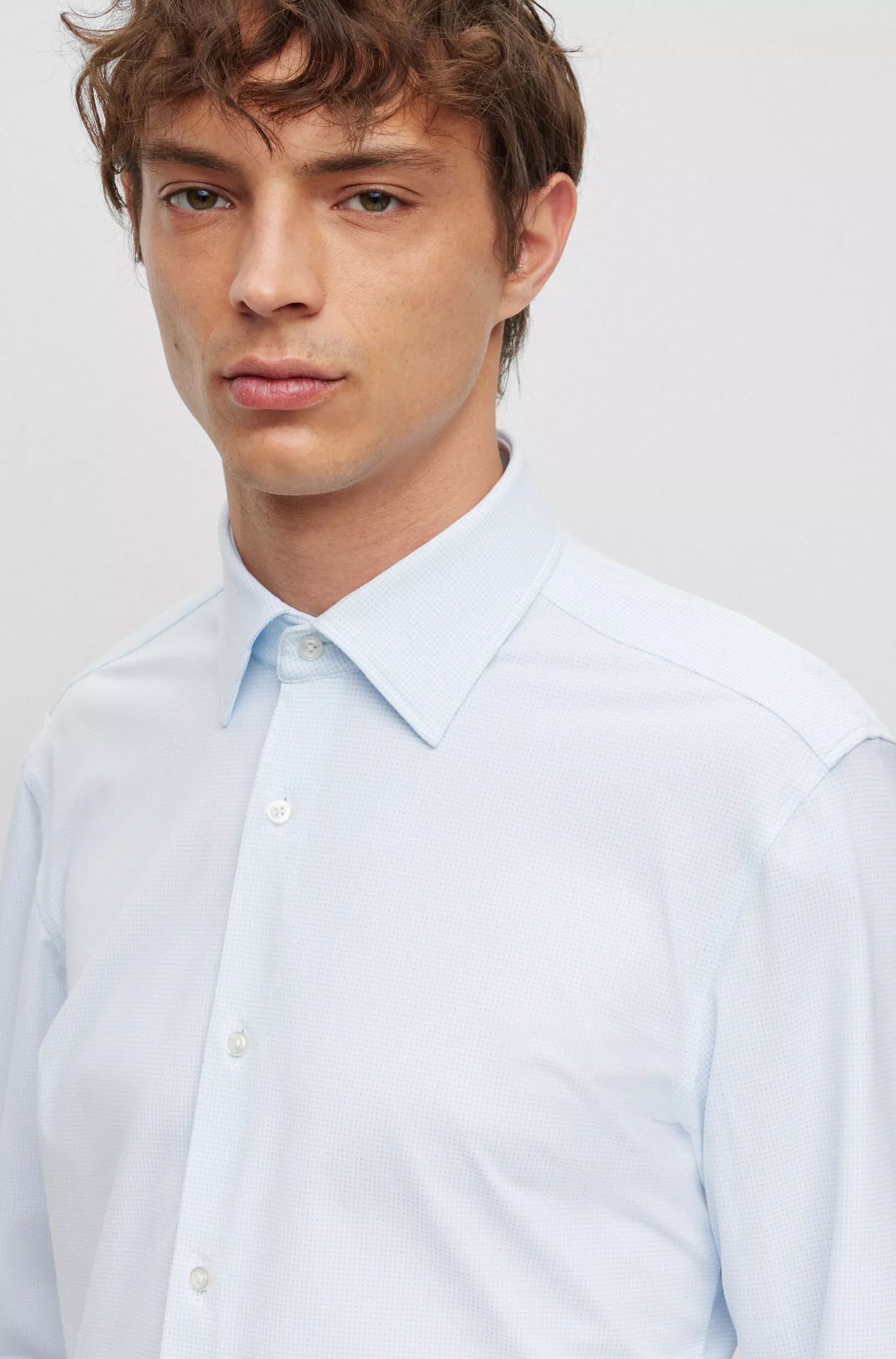 Camisa BOSS preta de corte slim em tecido estruturado de alta performance com elasticidade.
