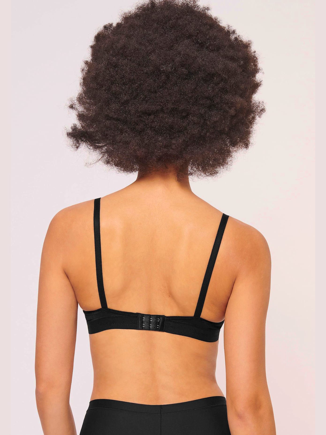 Soutien-gorge spécial t-shirt avec armatures. bonnets préformés non doublés sans coutures