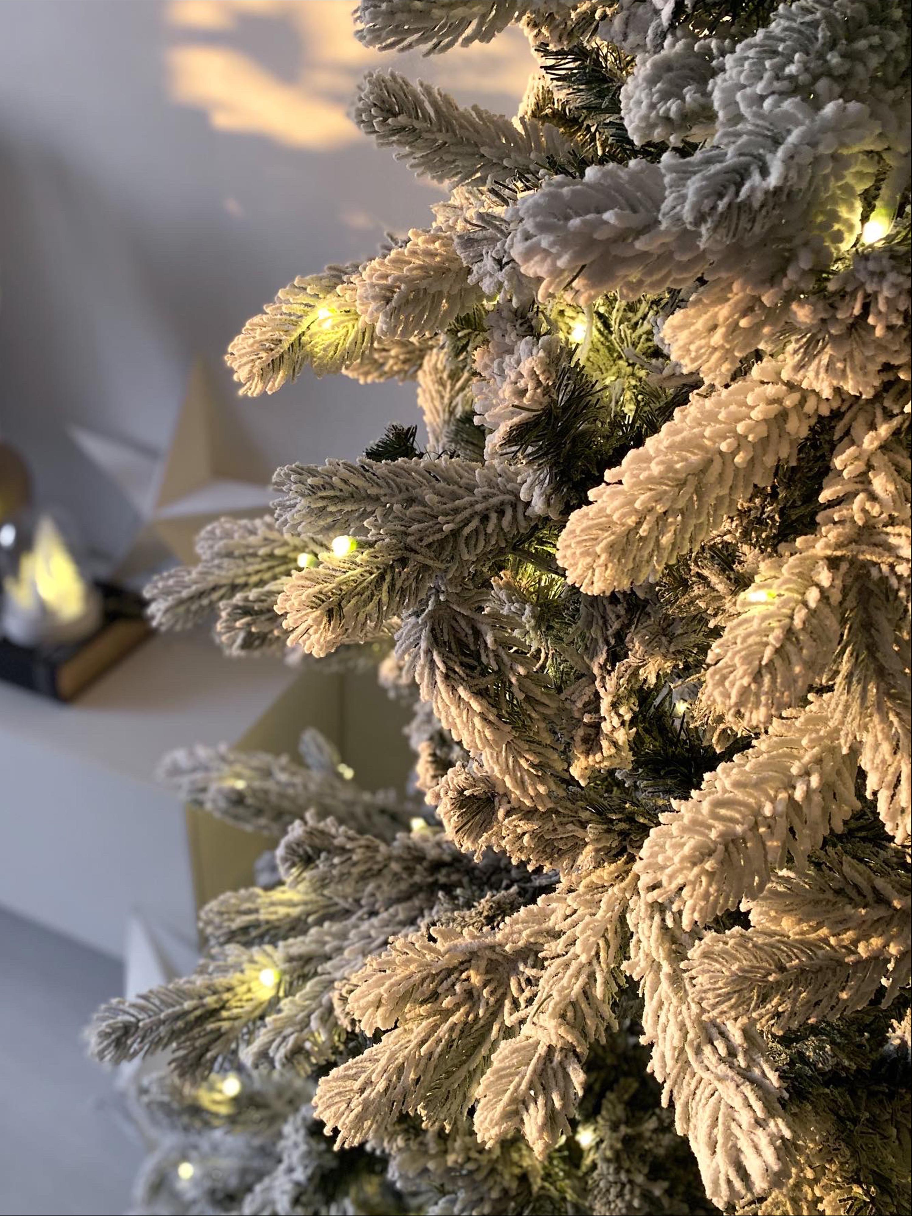 Besneeuwde kunstkerstboom LED TATLOW 210 cm Groen