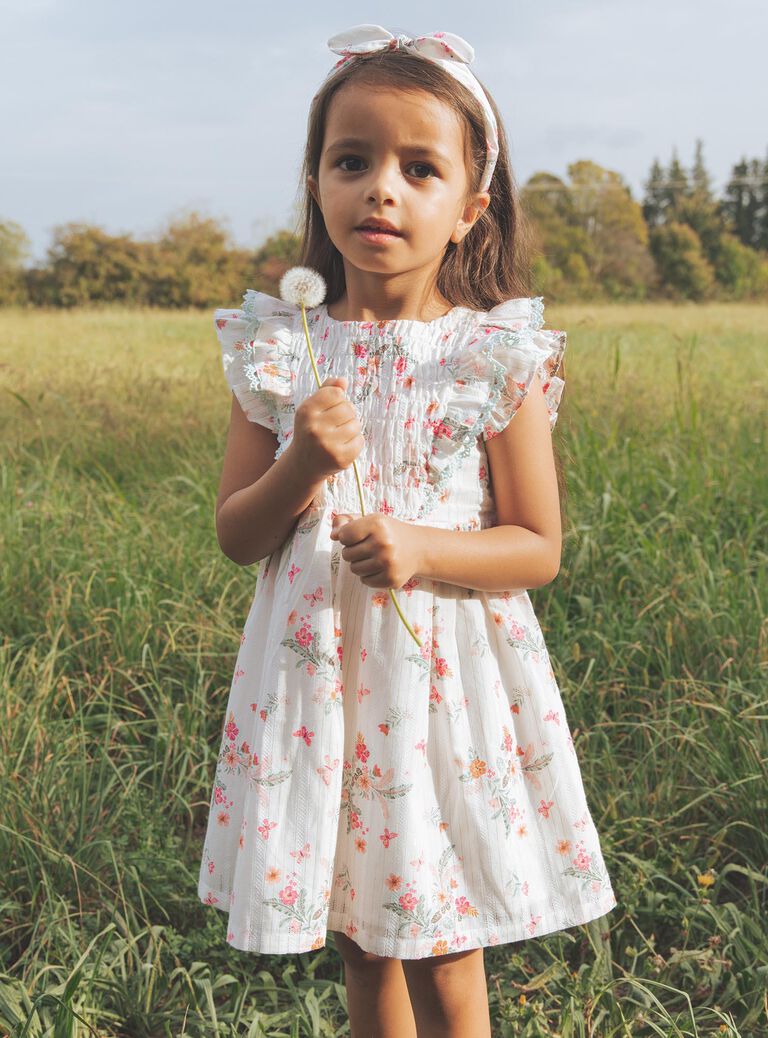 Robe écrue à volants et fleurs