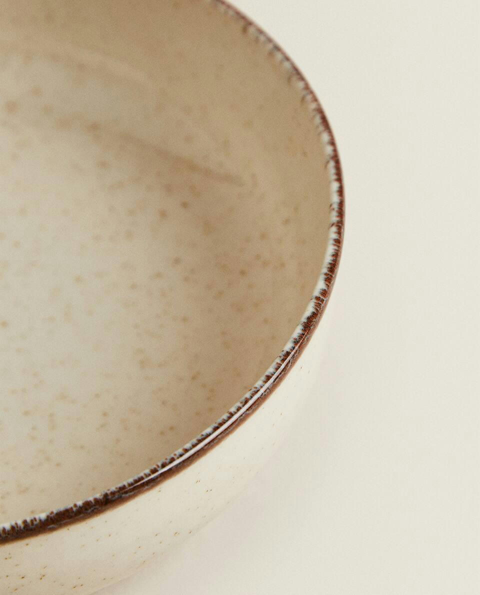 Tigela de porcelana com borda de acabamento antigo