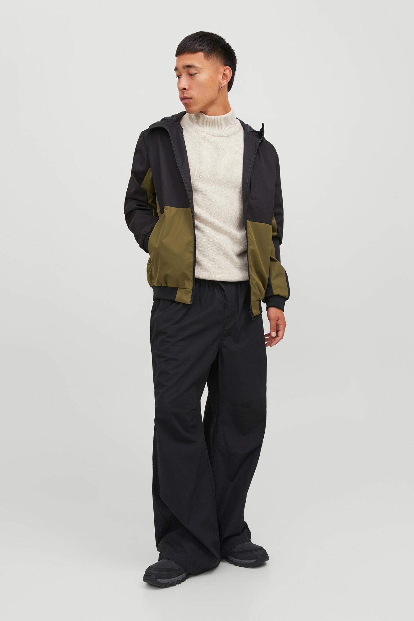 Jaqueta softshell color block com capuz.