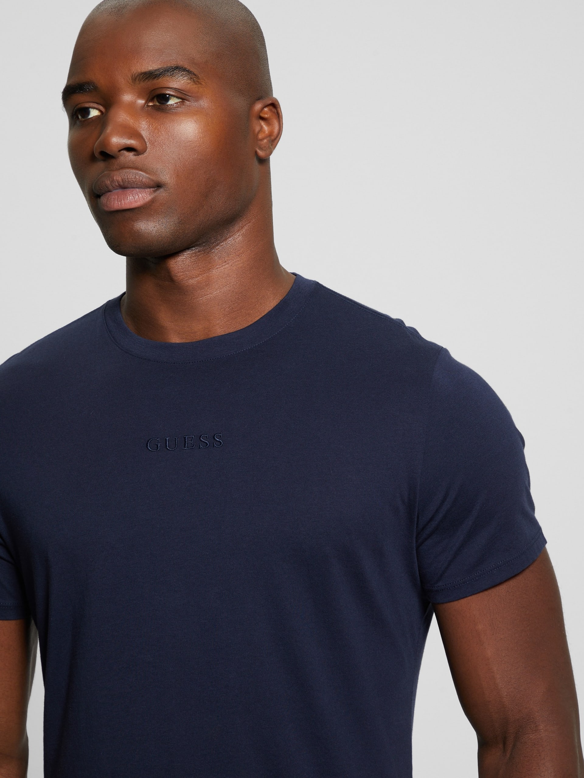 Camiseta com assinatura bordada