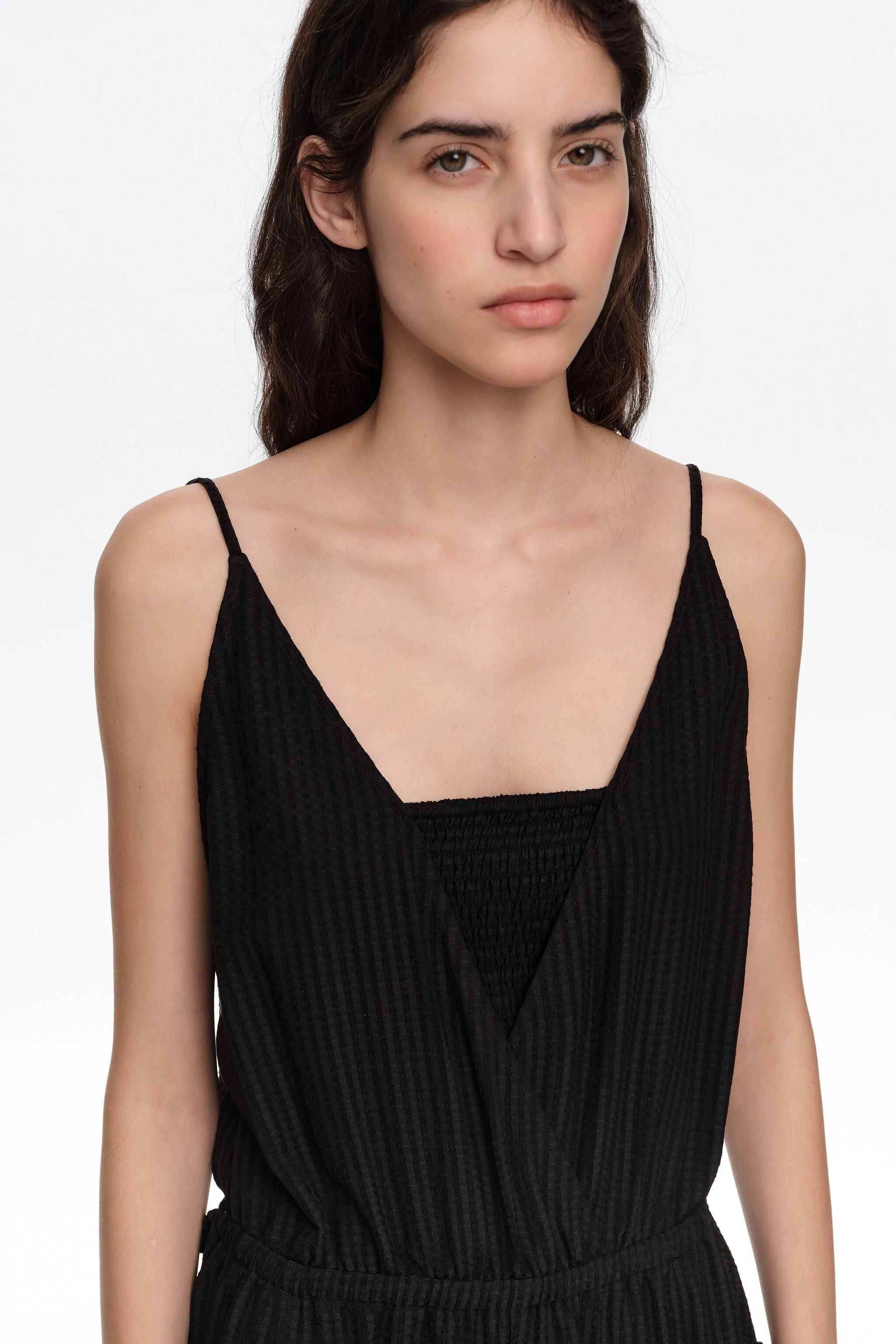 Macacão preto de alças finas com blusa interna franzida