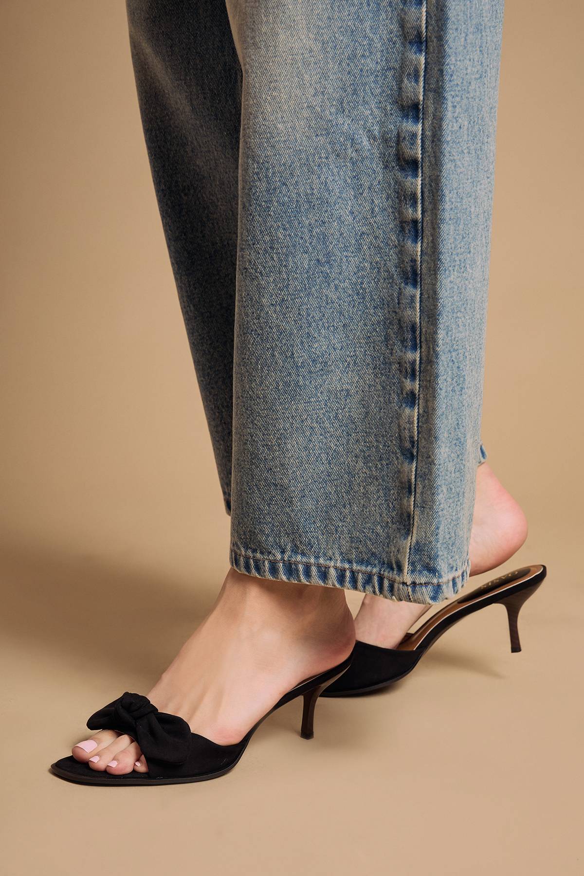 Oasis Mules Jenny à Talon Chaton en Synthétique avec Détail Nœud