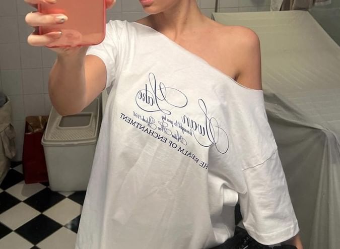 HERMITAKH - T-shirt met korte/lange mouwen en off-shoulder print en tekst
