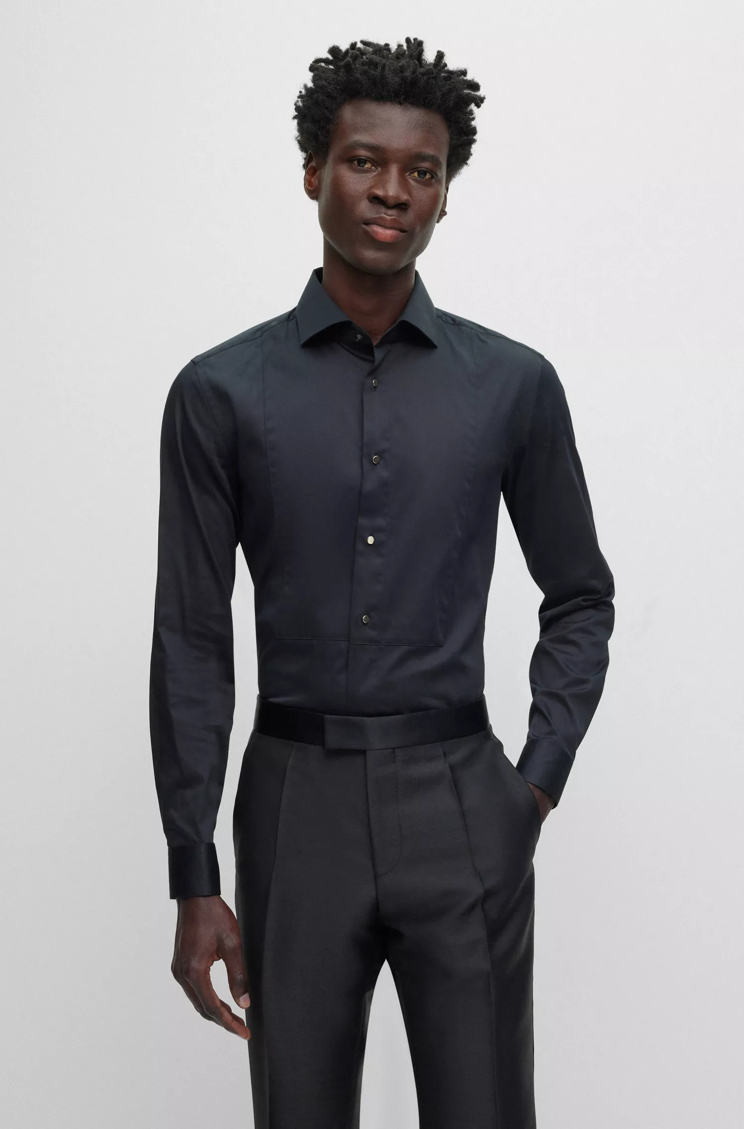 Camisa social BOSS preta, corte slim, em cetim de algodão elástico.