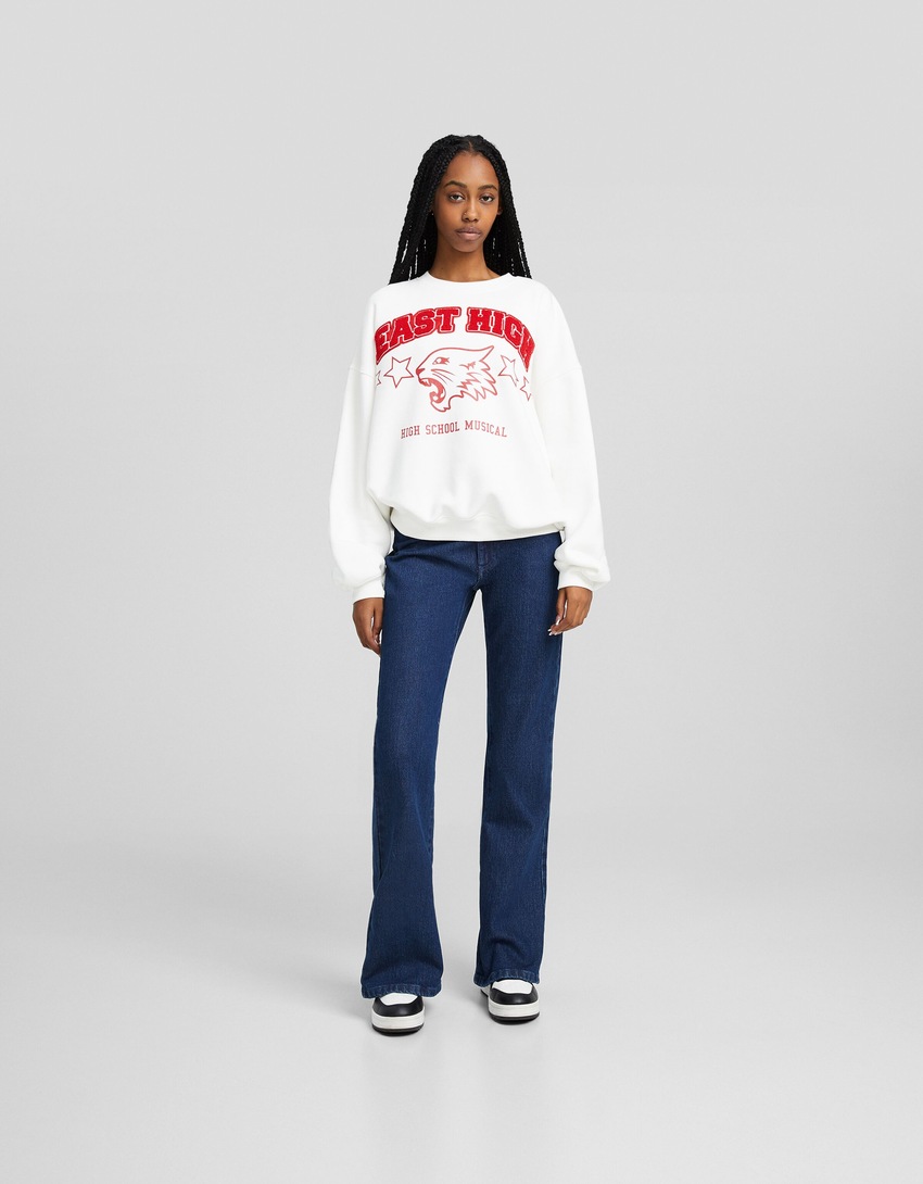 Calça jeans boca de sino com fenda