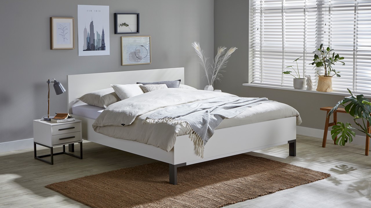 Bed Ragnar met hoofbord hout wit
