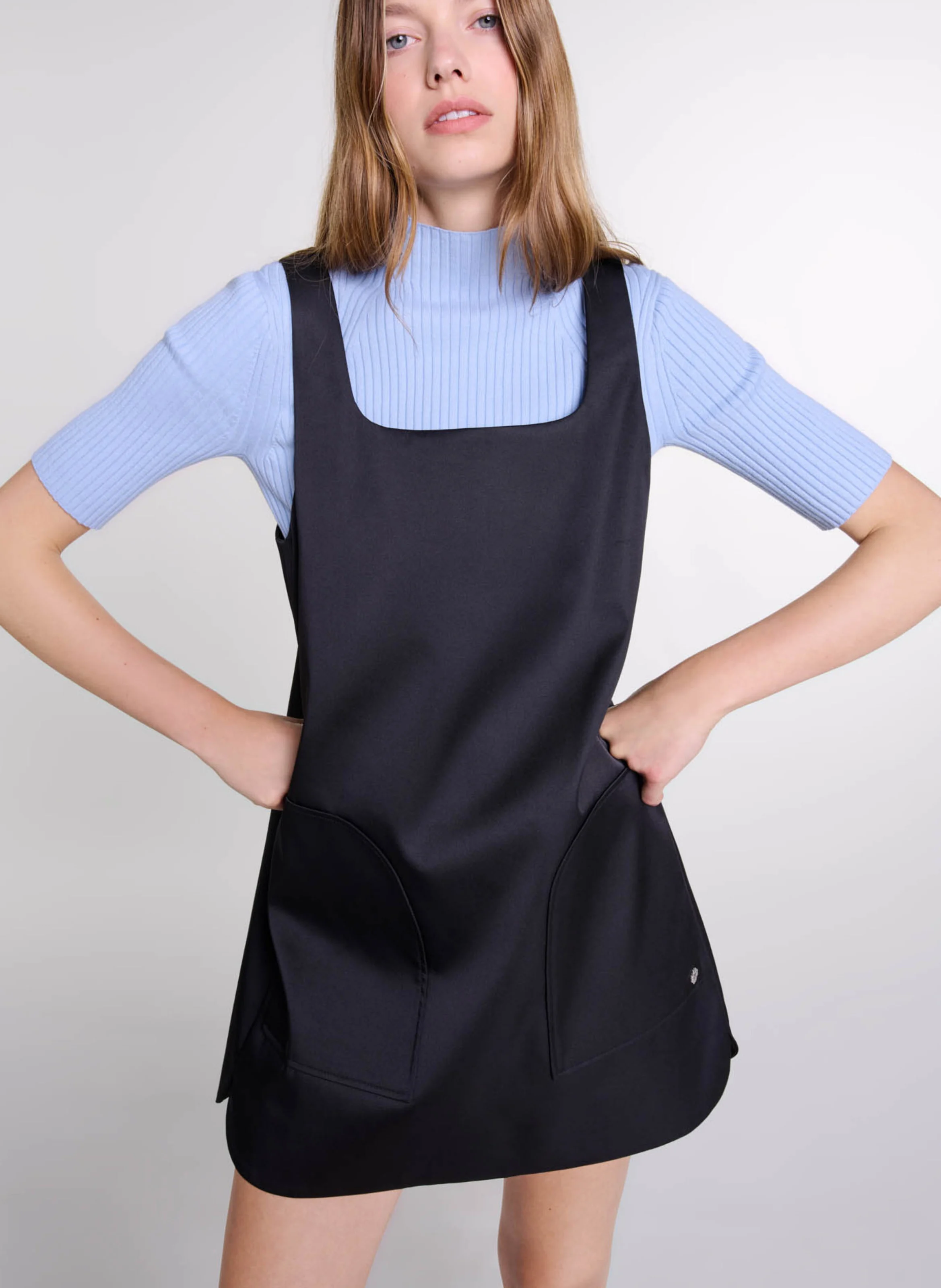 Robe courte col carré satinée | Noir