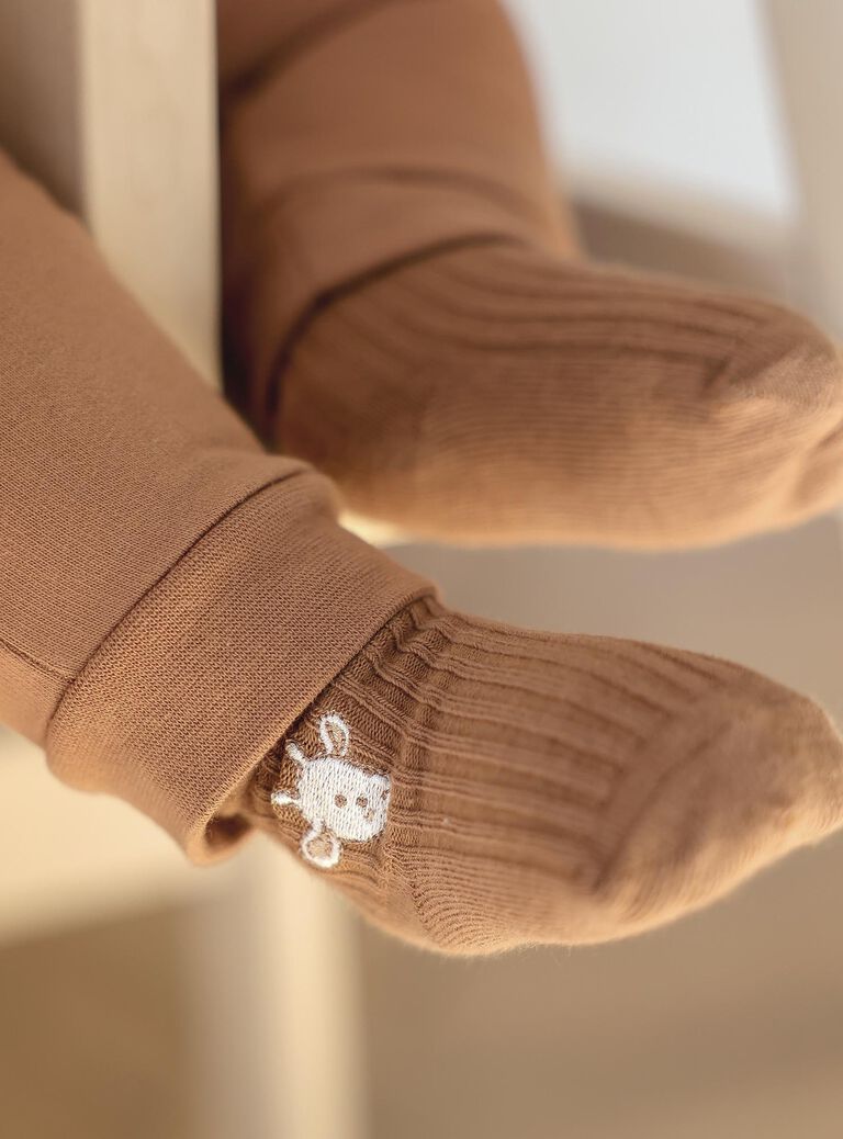 Ensemble haut écru, pantalon et chausettes caramel