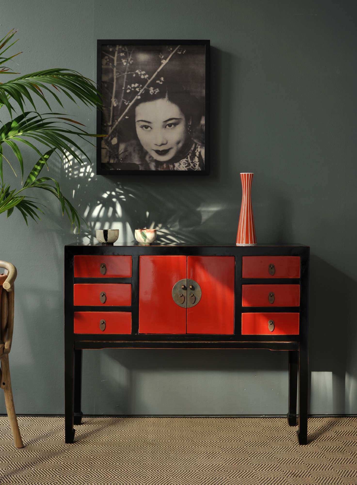 Anrichte ‚Long Wei‘, 2 Türen, 6 Schubladen, schwarz, rot, B 100 cm, H 82 cm, L 28 cm von fischer's lagerhaus