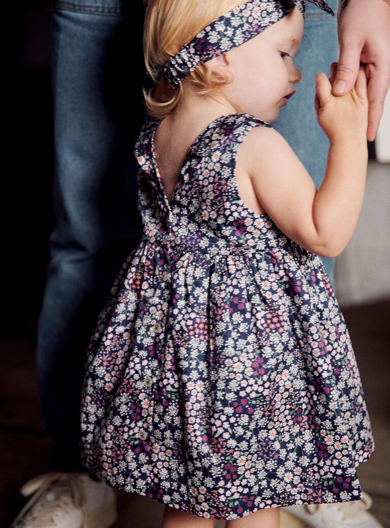 Robe violette en satin avec fleurs