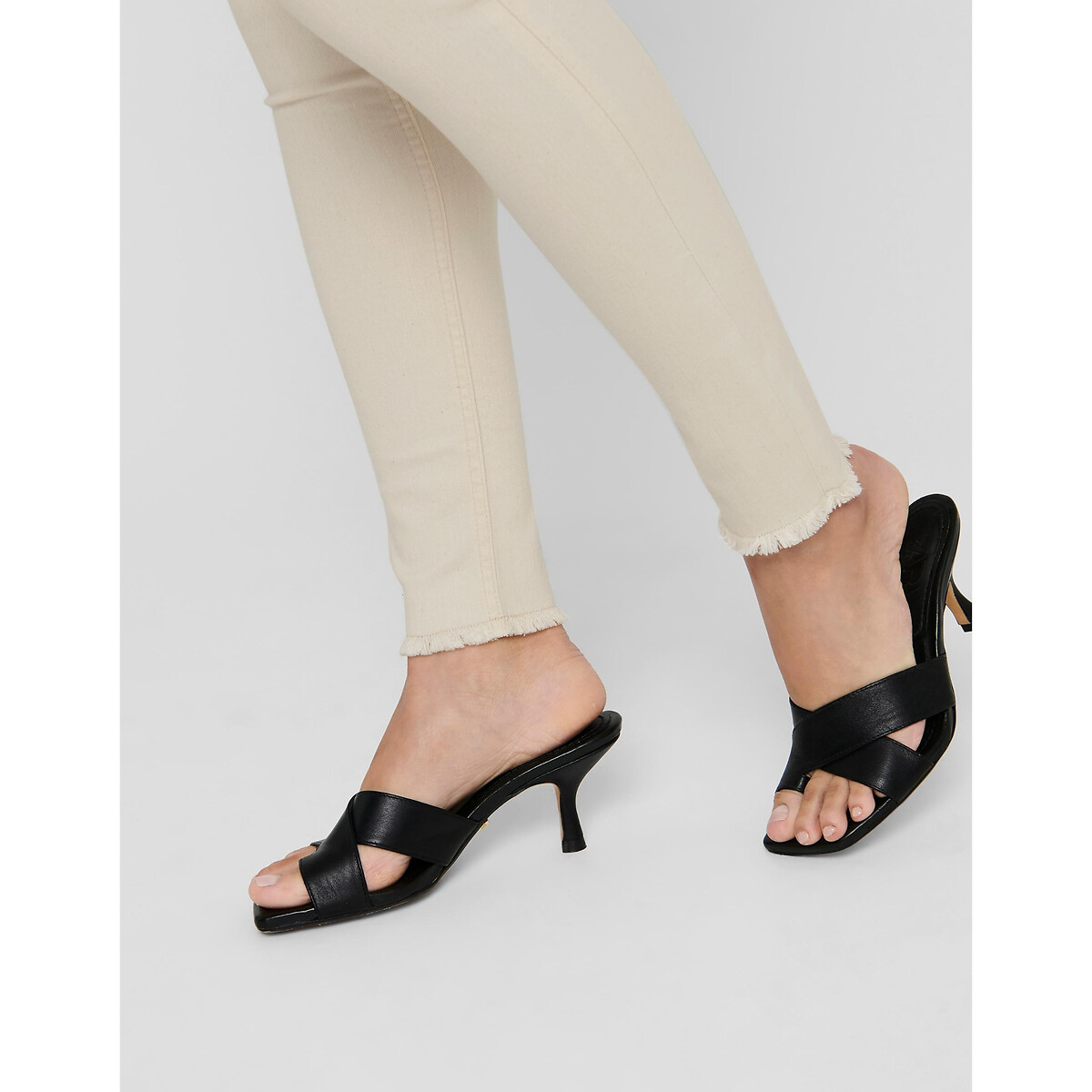 SOMENTE<br>Calça jeans slim com franjas na barra