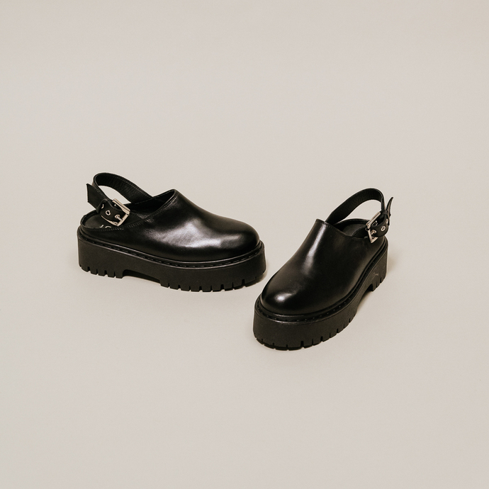 Mules à semelles crantées  en cuir noir