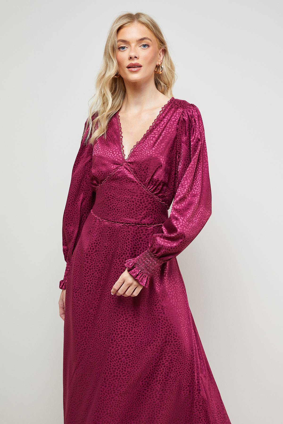 Oasis Robe Mi-Longue en Satin Jacquard