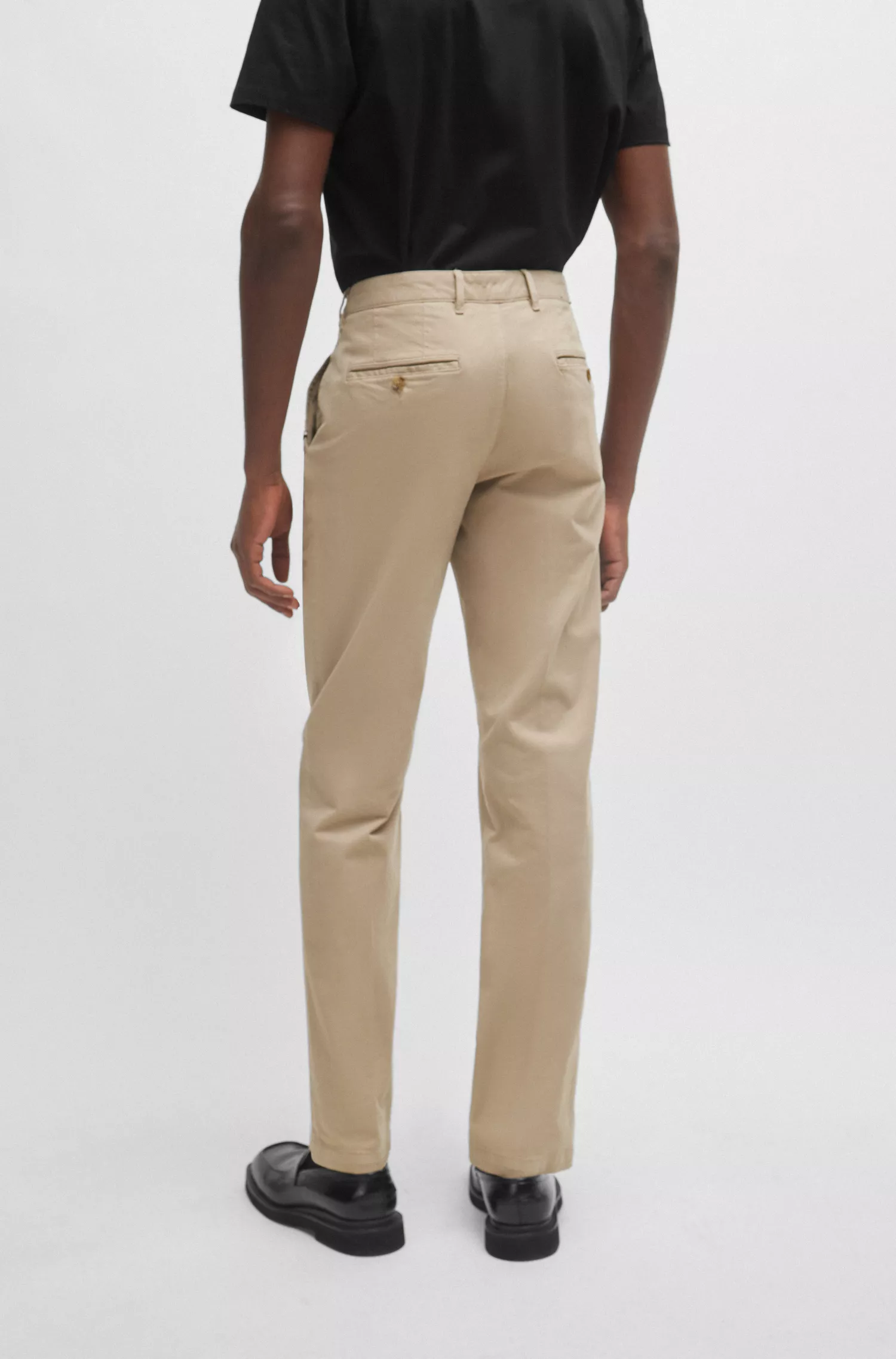 Calça chino BOSS preta, corte regular, em gabardine de algodão elástico.