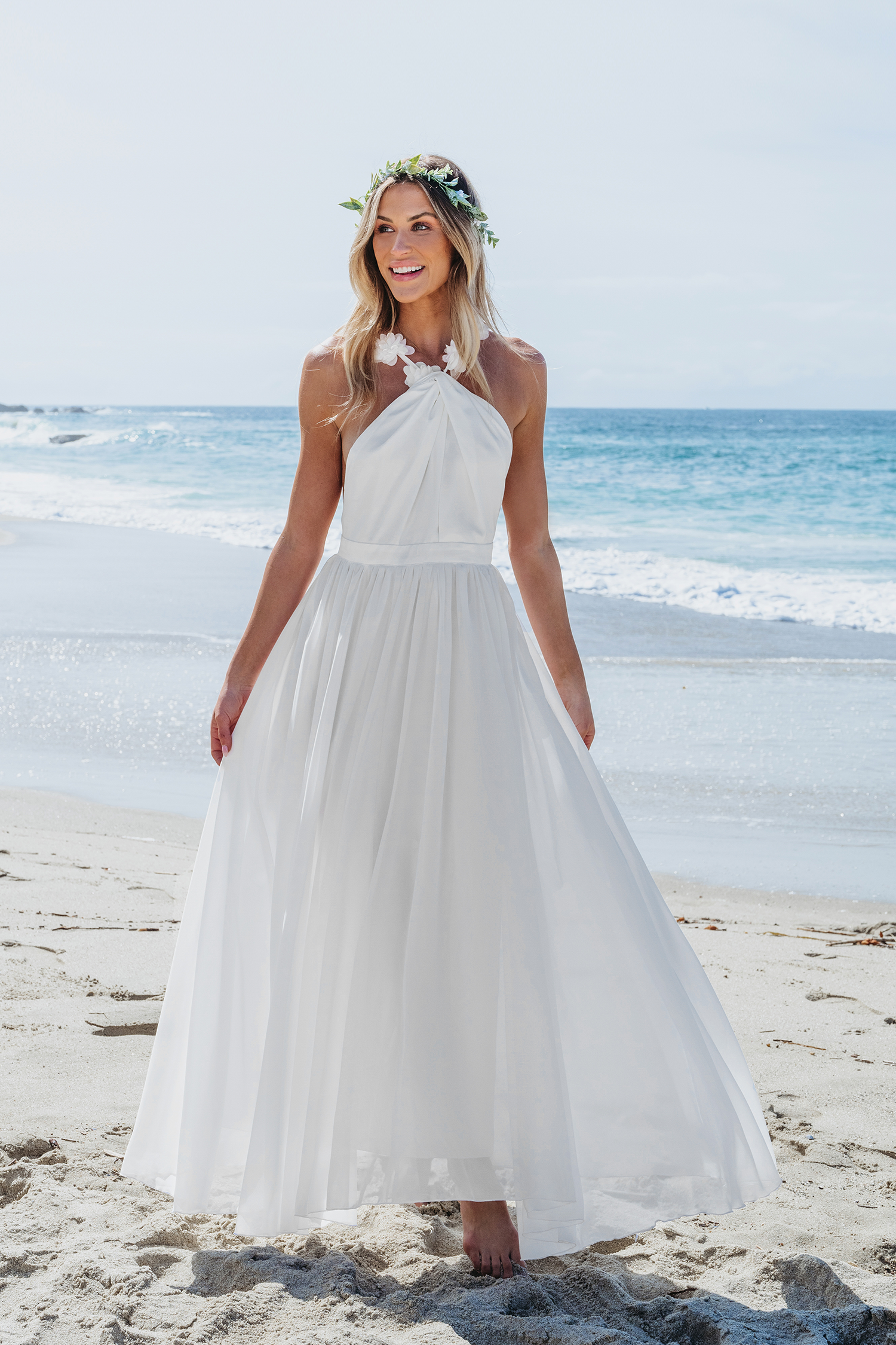 Robe maxi à col licou orné de fleurs blanche