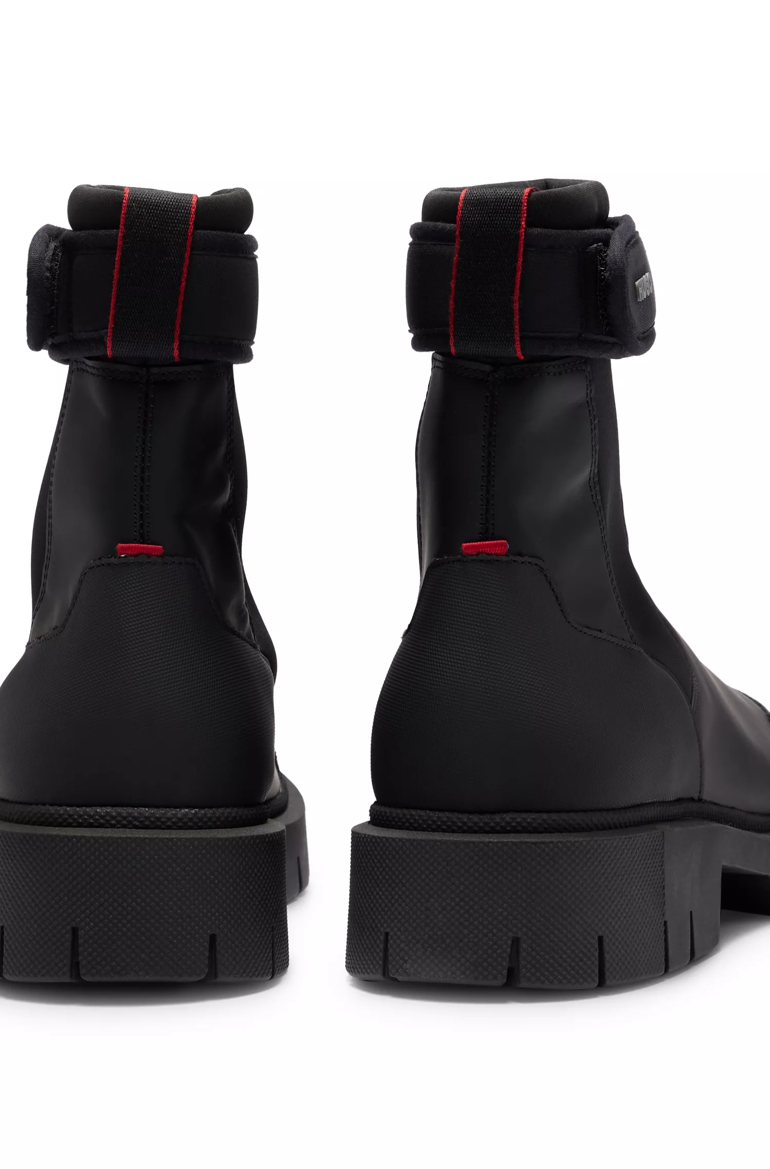 Botas Chelsea HUGO com tira vermelha com o logotipo em couro emborrachado.