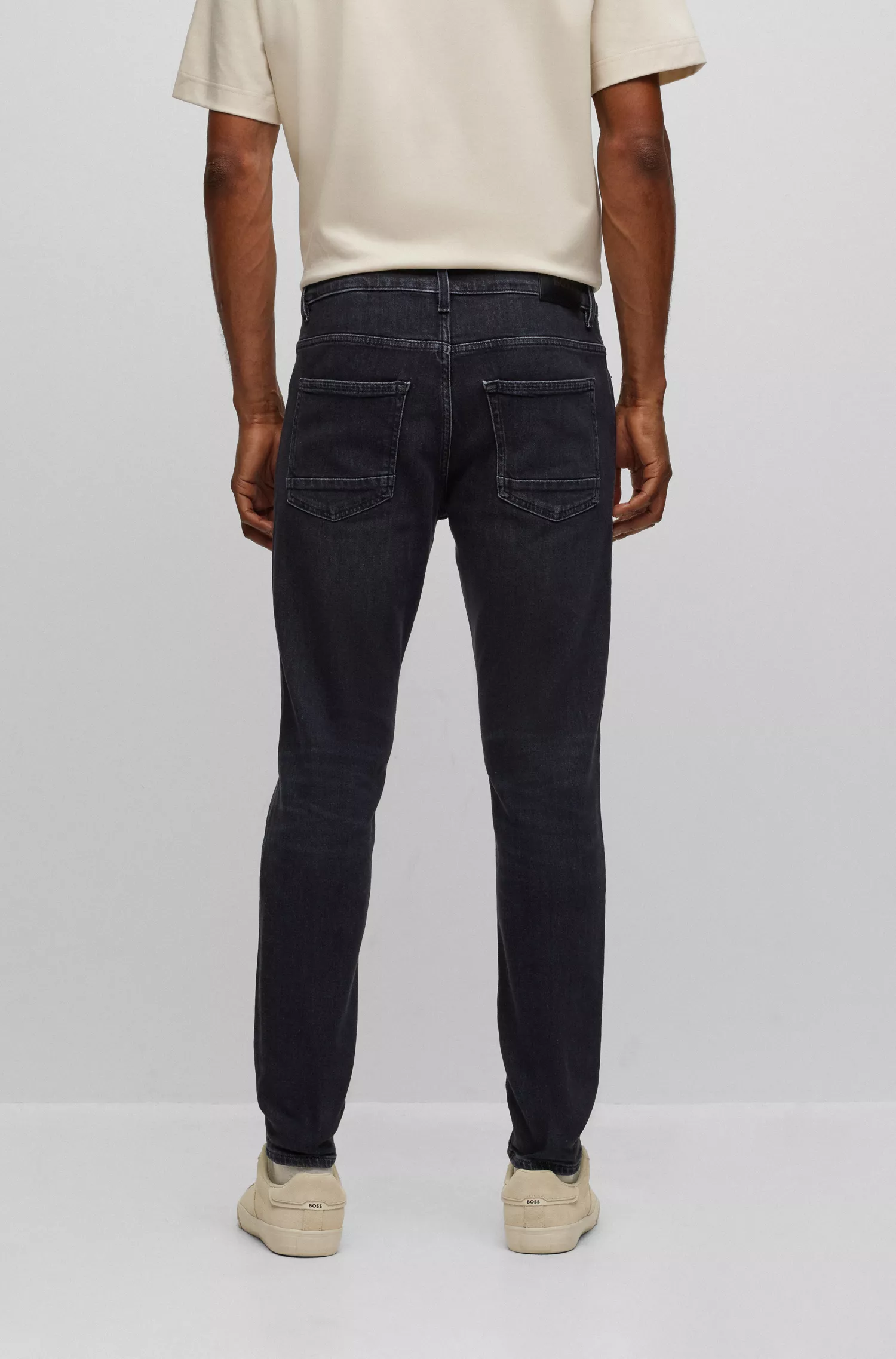 Calça jeans BOSS preta, corte slim, em denim preto lavado com elasticidade confortável.
