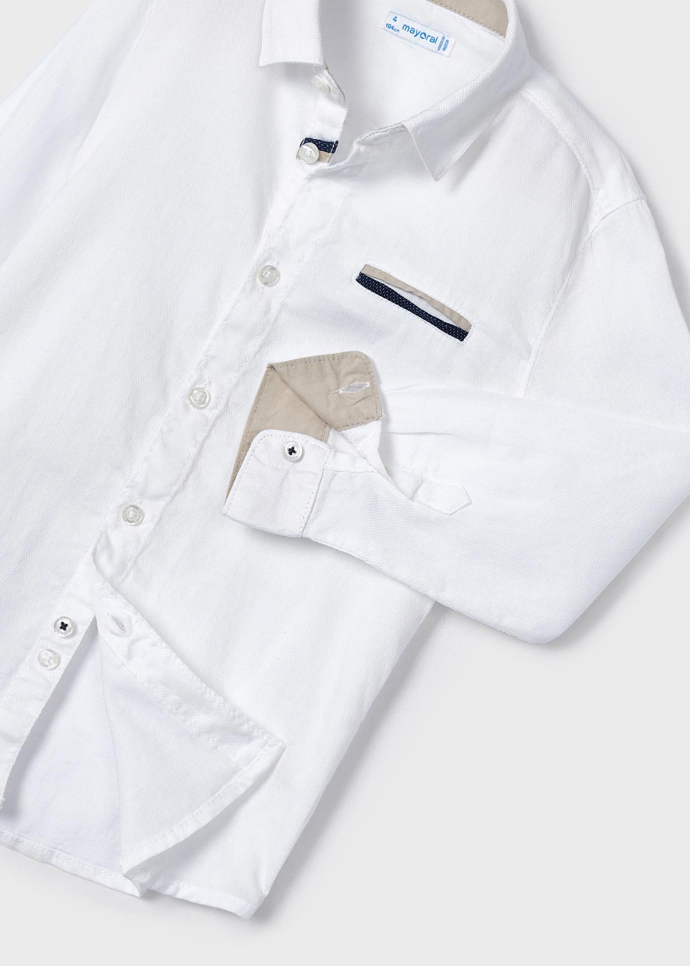 Camisa de manga comprida com detalhes contrastantes, feita de algodão sustentável, para meninos.
