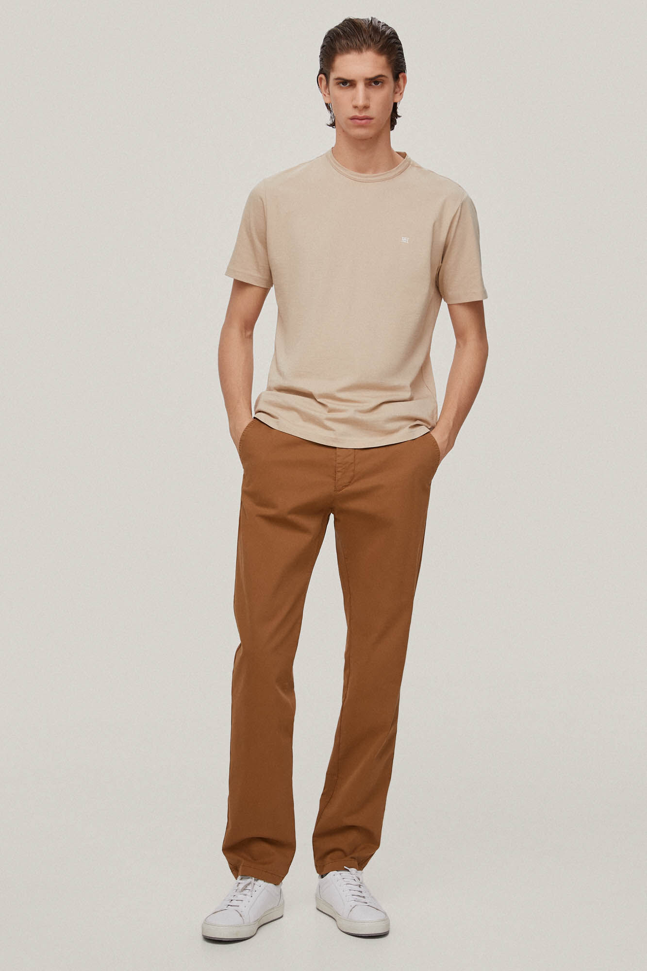 Calça chino premium flexível de corte regular - Marrom