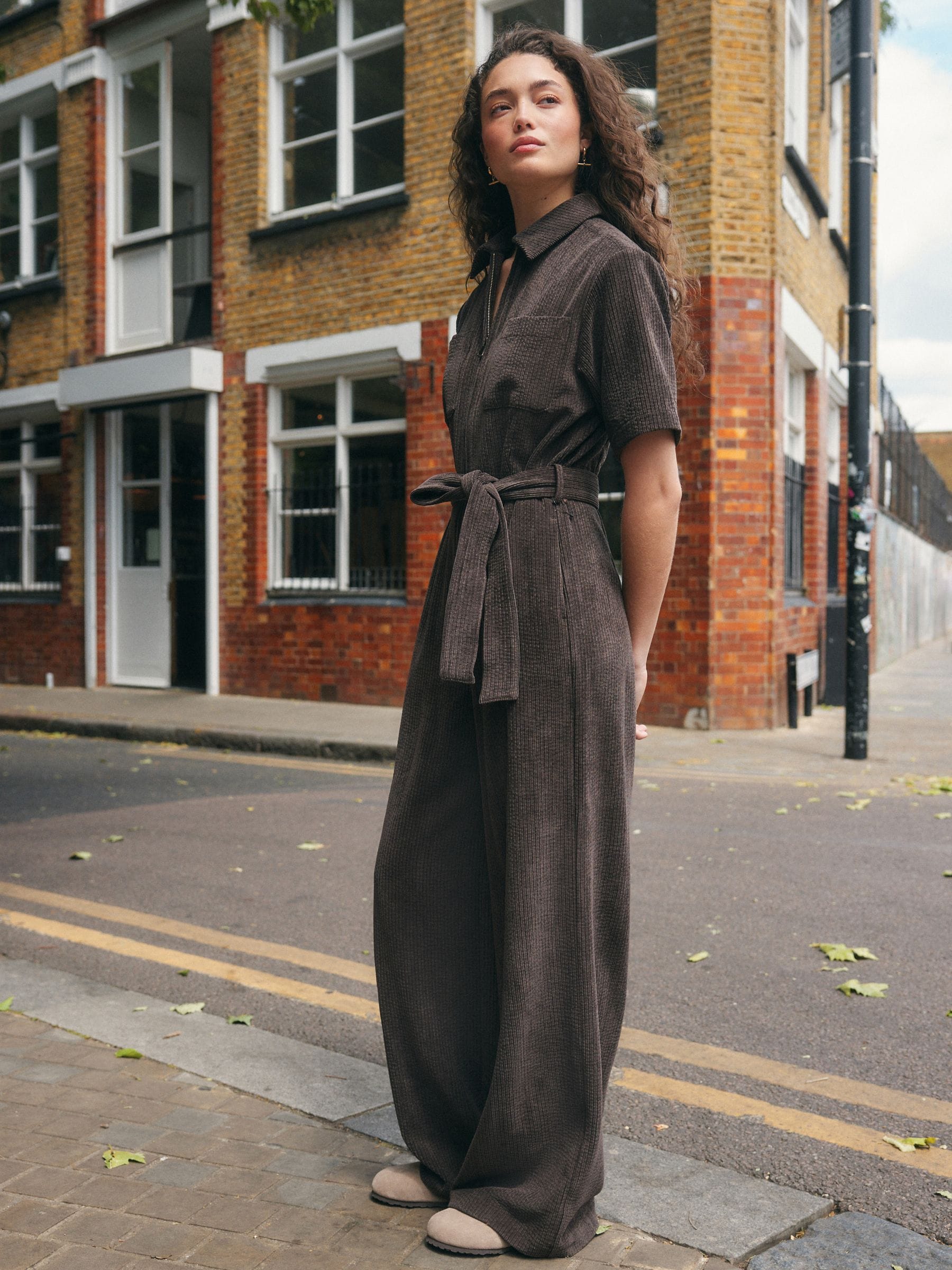 Chocoladebruin - Jumpsuit met koord in de taille en korte mouwen