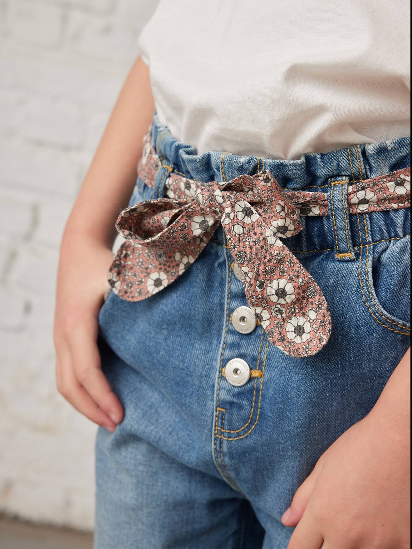 Calça jeans estilo paperbag e cinto floral, garota de jeans cinza