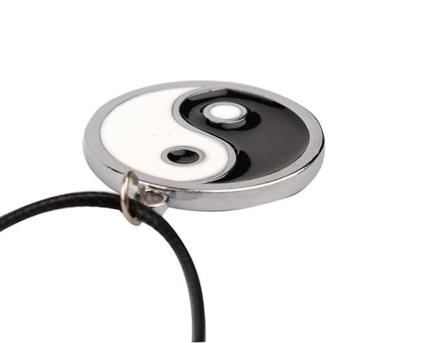 INF Halskjede med Yin Yang anheng Svart/hvit