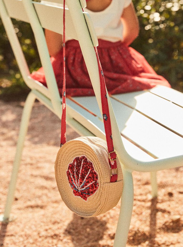 Sac rond en paille beige avec coquillage en sequin rouge