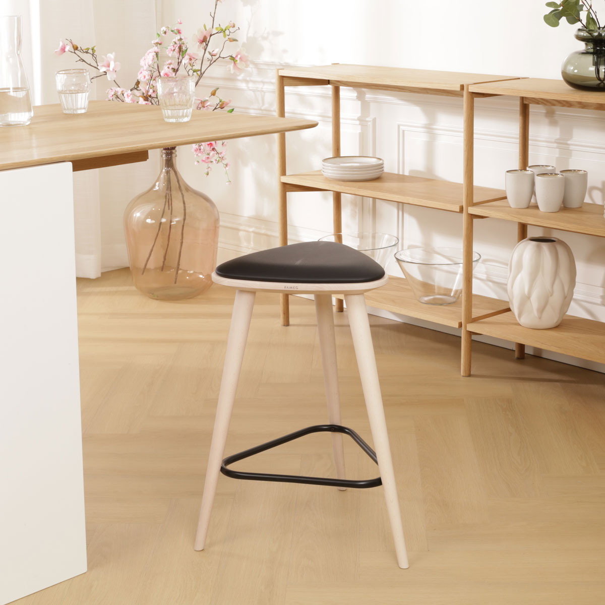 Houten barkruk Finn whitewash met zitkussen - 63 cm