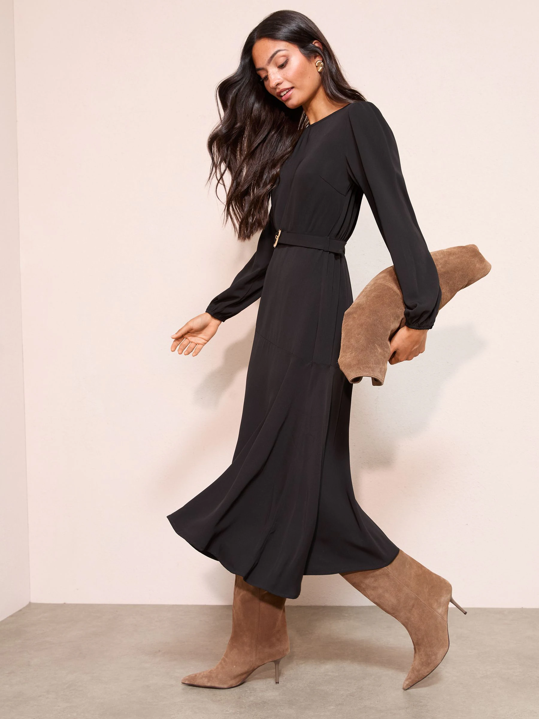 Zwart - Friends Like These Long Twist Sleeve Scoop Neck Belted Midi Dress