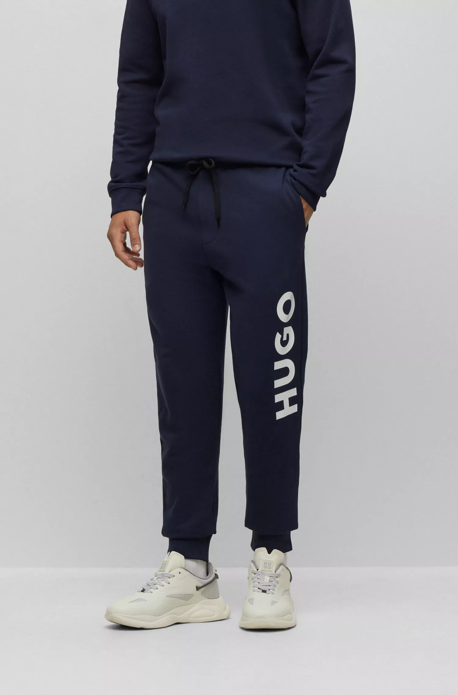 Calça de fato de treino HUGO com punhos vermelhos em tecido felpudo francês e logótipo contrastante.
