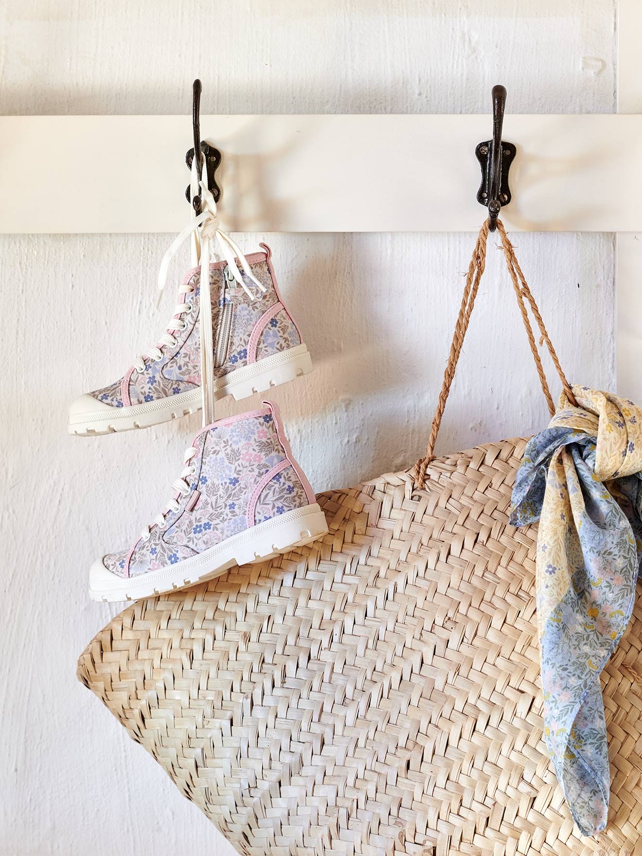 Tênis infantil de cano alto com cadarço e zíper, cor off-white