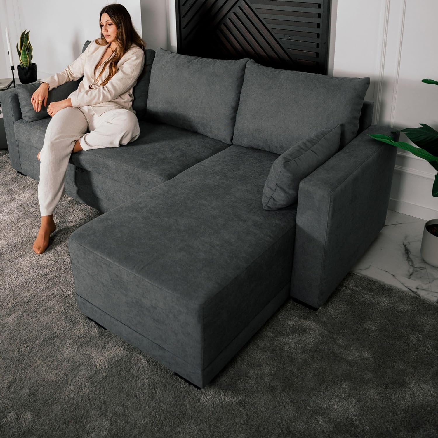 BUDWING Leah Eck-Schlafsofa 4-Sitzer – Reversible Chaise Longue & 2 Zierkissen – Polsterung aus Polyester – Modernes Design – 233x124x69 cm – Dunkelgrau