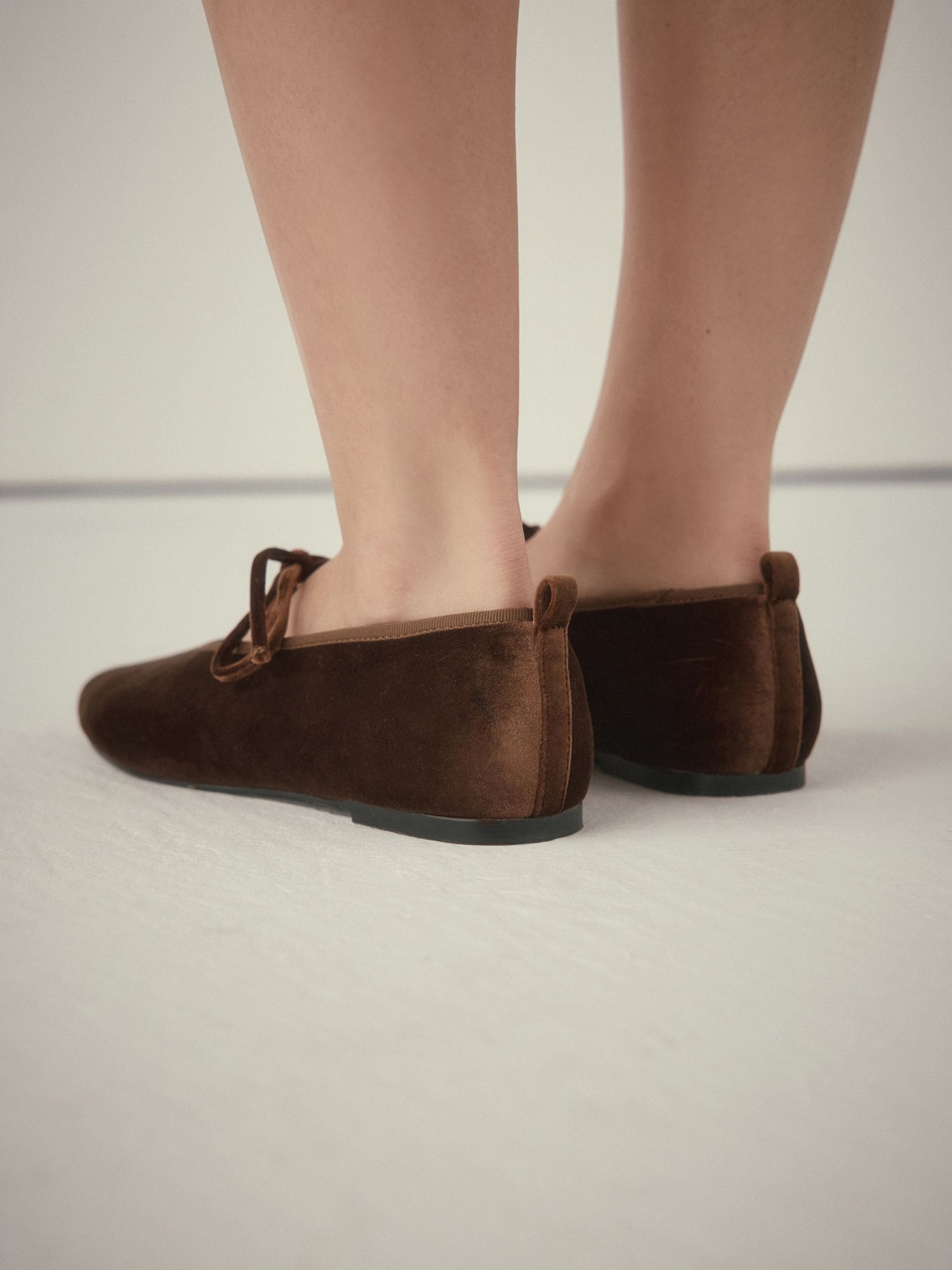 Chocoladebruin - Forever Comfort® Velvet Tie Mary Jane Shoes