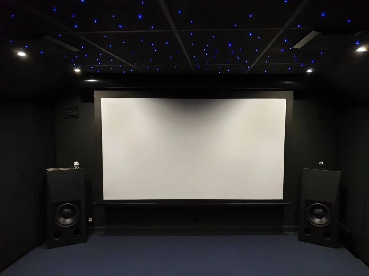Lumene Coliseum Acoustic UHD 4K 240C (16/9) Écrans de projection électriques