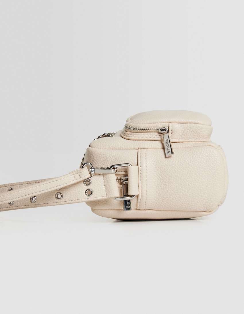 Bolsa transversal multifuncional com corrente e bolsos.