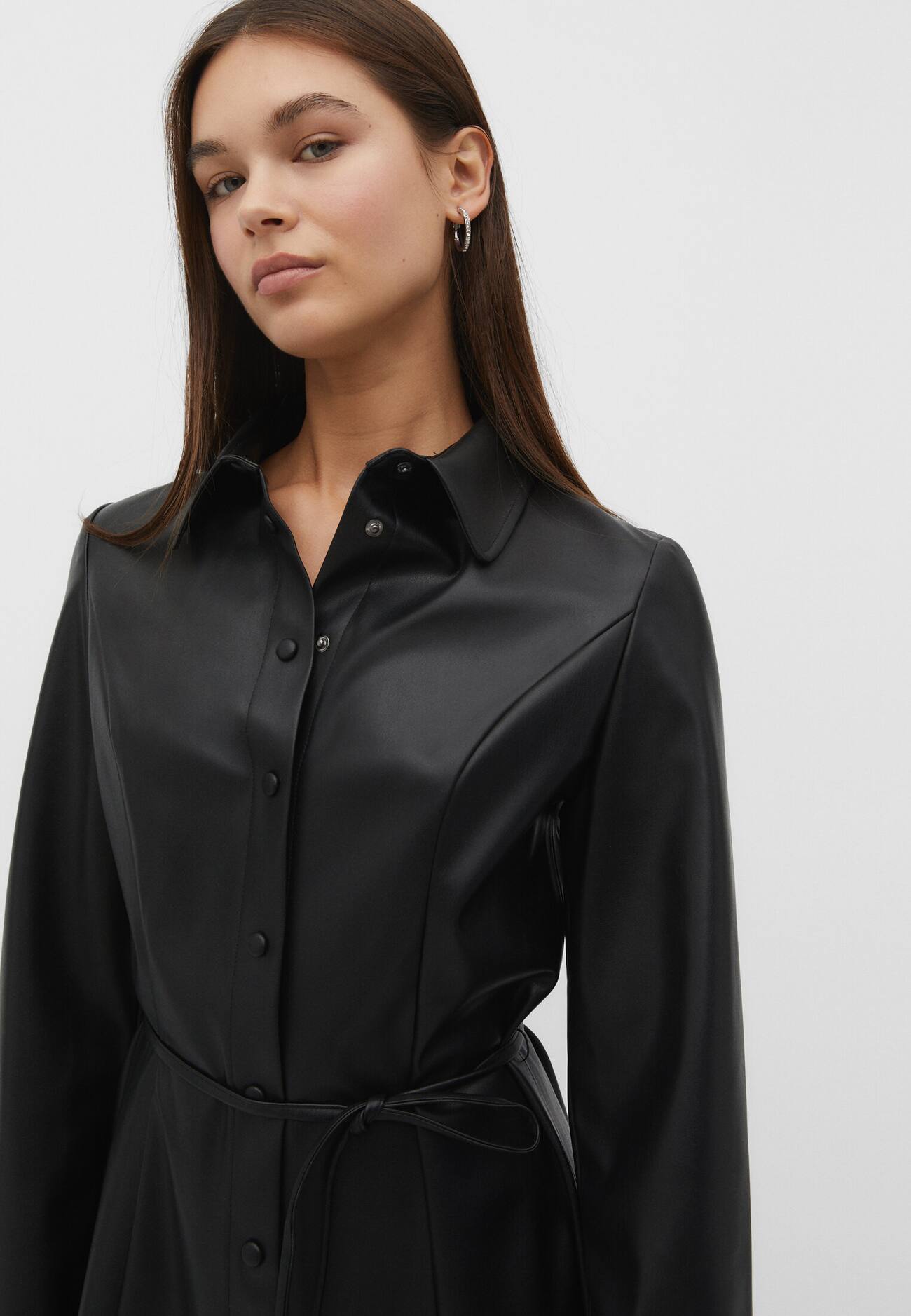 Vestido curto tipo camisa com efeito de couro